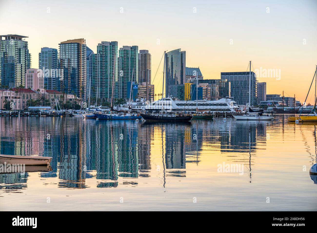 Ein ruhiger Morgen in der Stadt. Blick auf den Hafen von San Diego in San Diego, Kalifornien. Stockfoto
