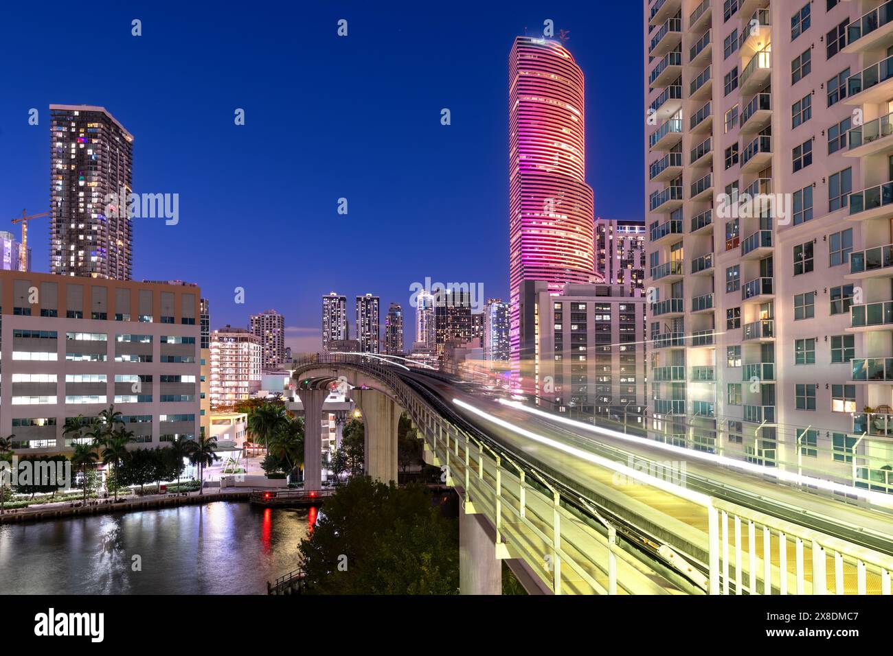 Skyline der Innenstadt von Miami im Brickell District mit Metromover Monorail, Florida, USA Stockfoto