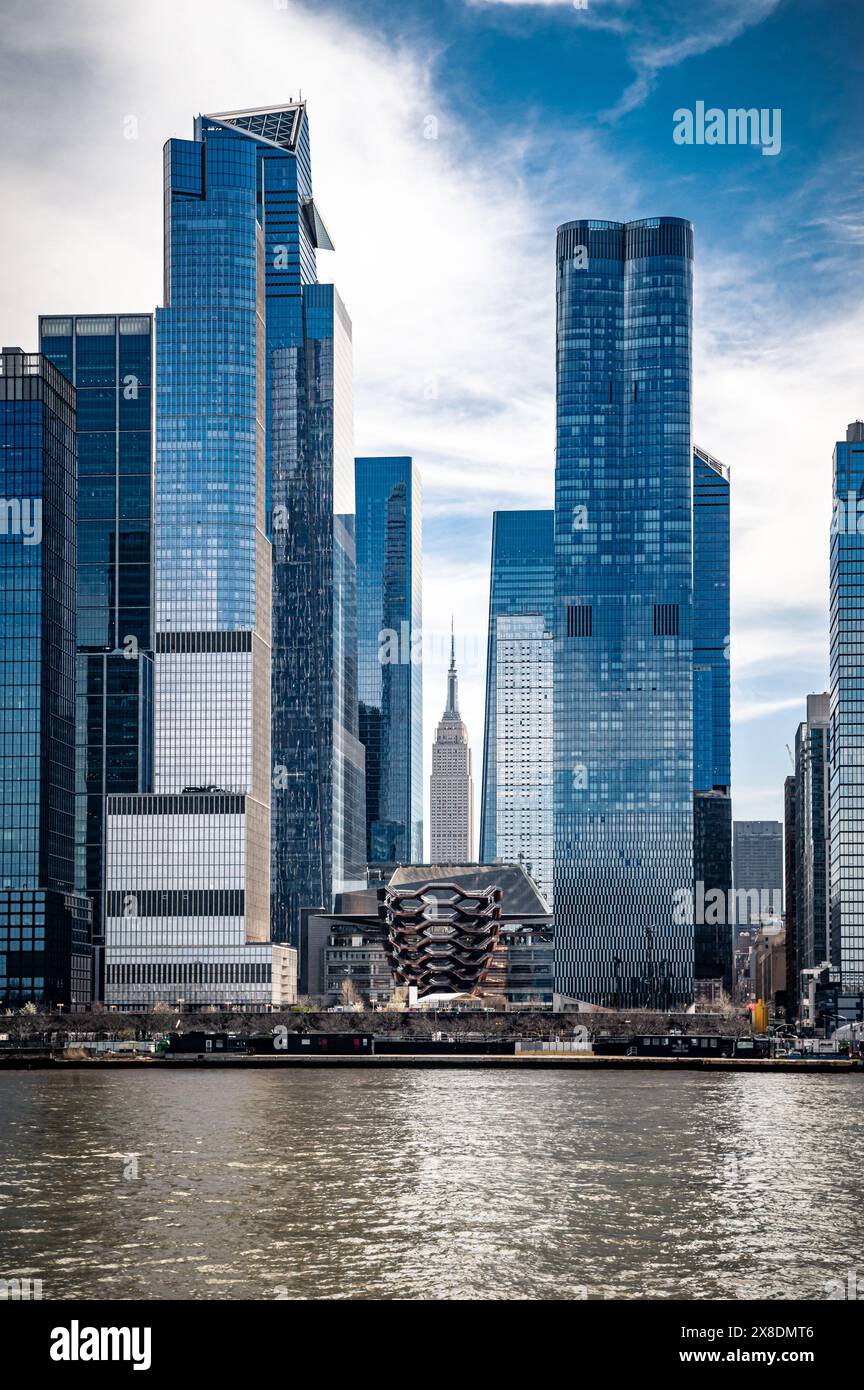 Erleben Sie das beeindruckende Panorama von New York City vom ruhigen Wasser des Hudson River aus. Legendäre Wolkenkratzer durchdringen den Abendhimmel. Stockfoto