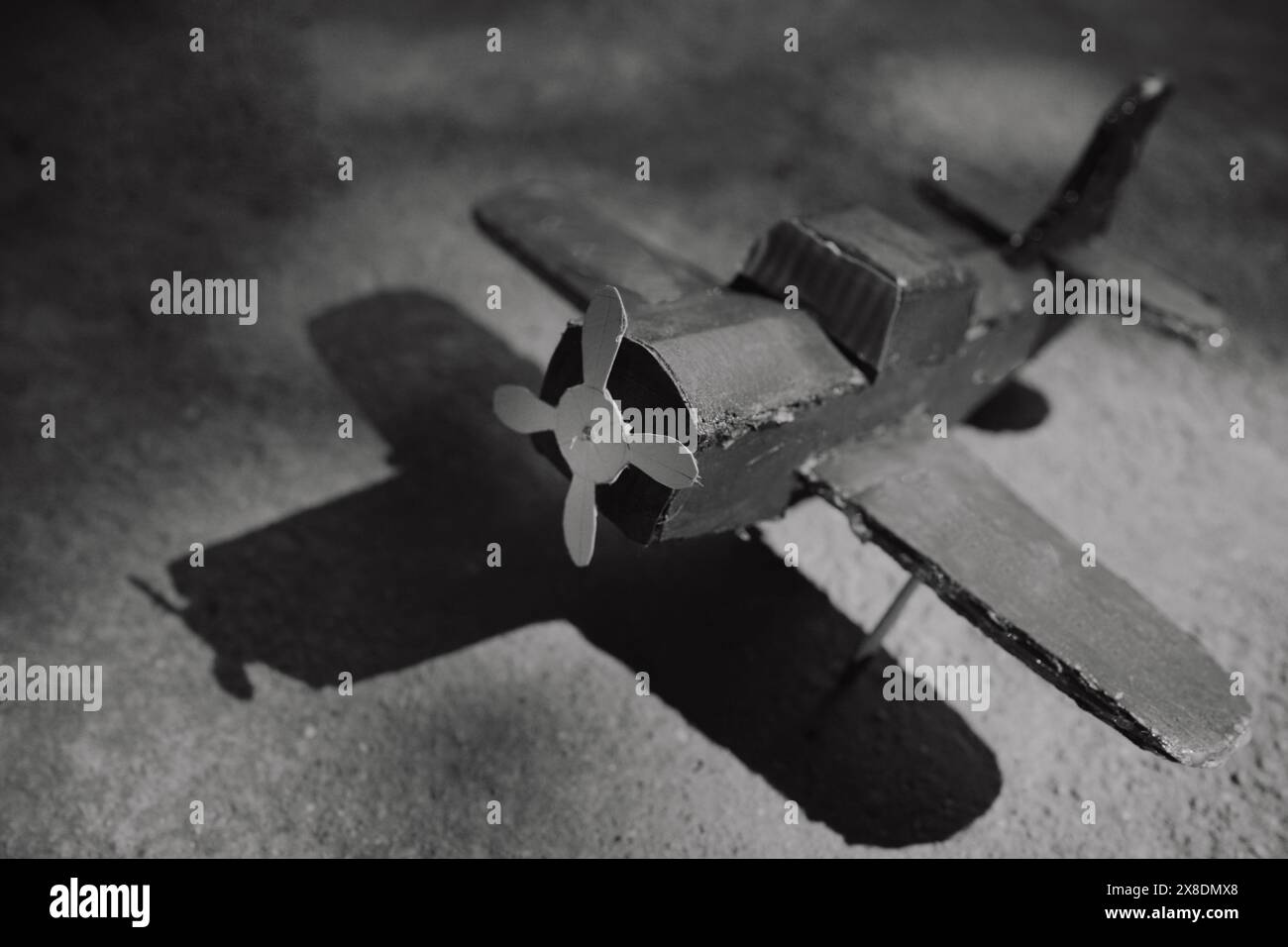 Antikes Flugzeug aus Pappe. Stockfoto