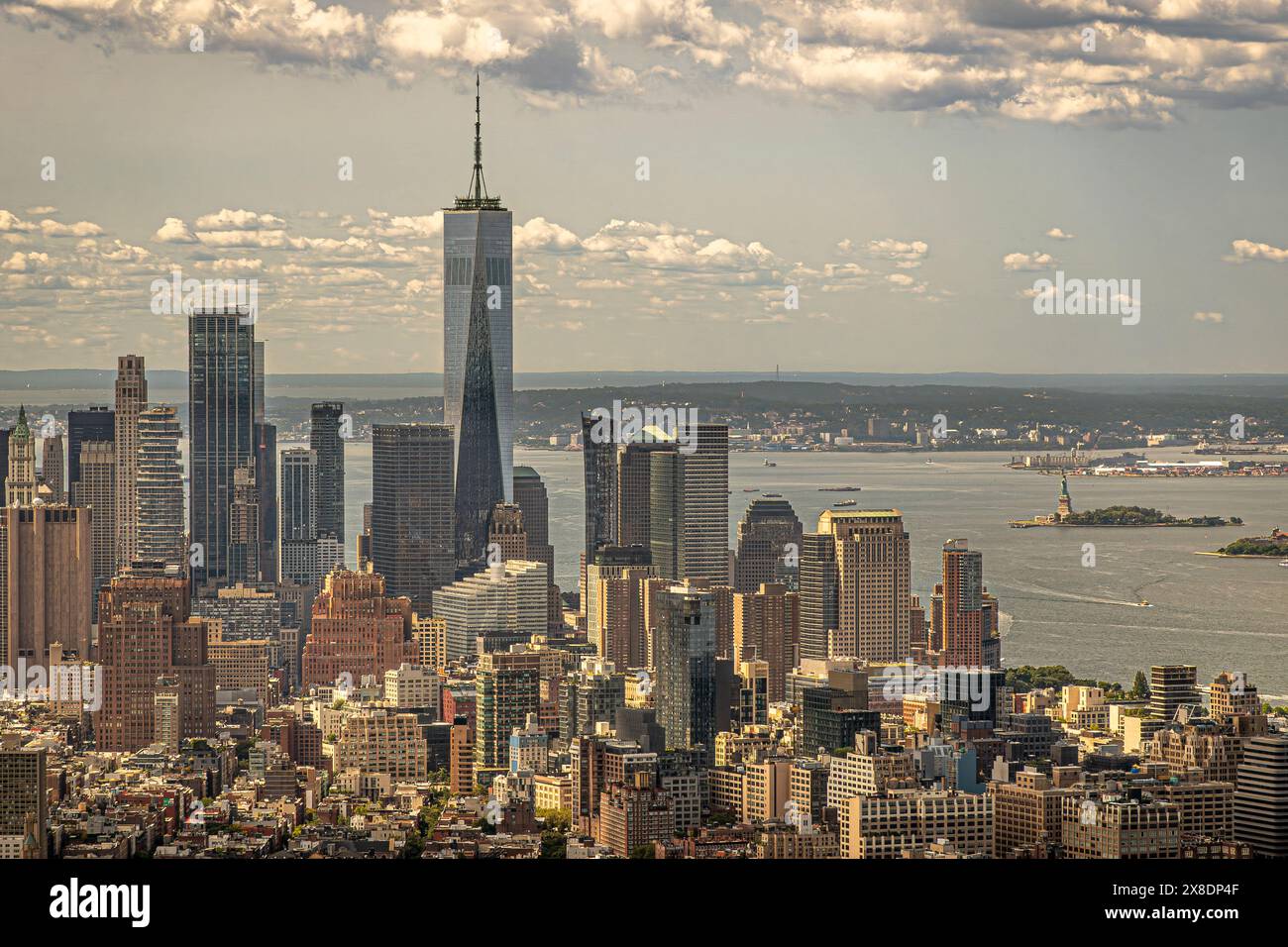 New York, NY, USA - 2. August 2023: Skyline des Finanzviertels und Freiheitsstatue vom Empire State Building aus unter grauer Wolkenlandschaft. Städtisch j Stockfoto