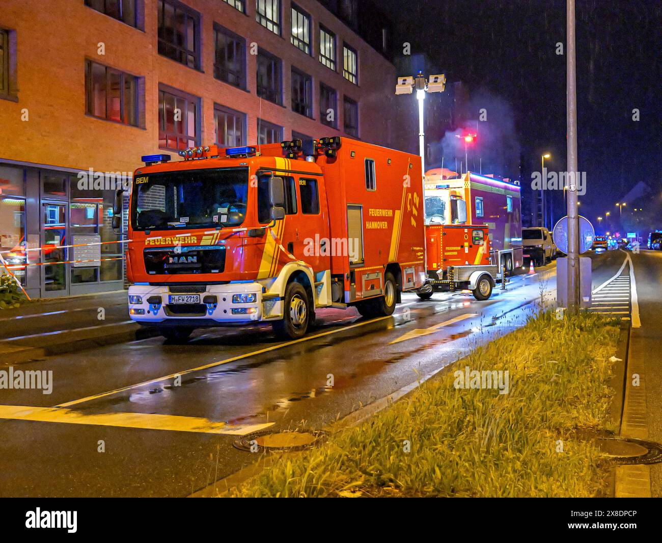 Feuer im 4. Stock des Ihmezentrums es wurde eine Örtliche Einsatzleitung an der Einsatzstelle aufgebaut. *** Feuer im 4. Stock des Ihmezentrums am Tatort des Vorfalls wurde Ein lokaler Kommandoposten eingerichtet Copyright: XBerndxGüntherx Stockfoto