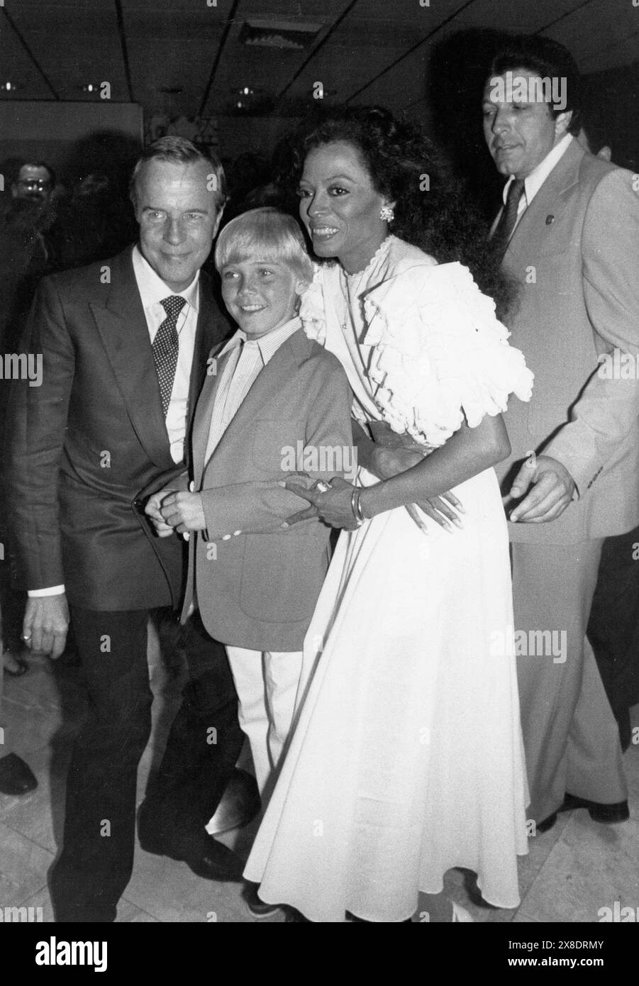 RICKY SCHRODER MIT FRANCO ZEFFIRELLI UND DIANA ROSS BEI DER PREMIERE VON ENDLESS LOVE. FOTO: JUDIE BURSTEIN-GLOBE PHOTOS, INC (Kreditbild: © JUDIE BURSTEIN/ZUMA Wire) NUR REDAKTIONELLE VERWENDUNG! Nicht für kommerzielle ZWECKE! Stockfoto