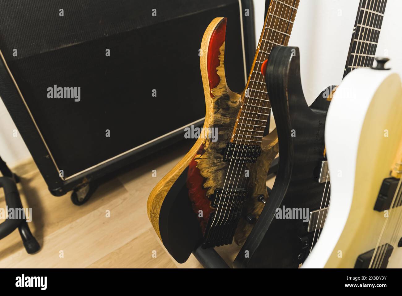 Gitarren vor einem Verstärker im Studio, Nahaufnahme, Indoor-Aufnahmestudio mit Gitarren, Verstärker. Hochwertige Fotos Stockfoto