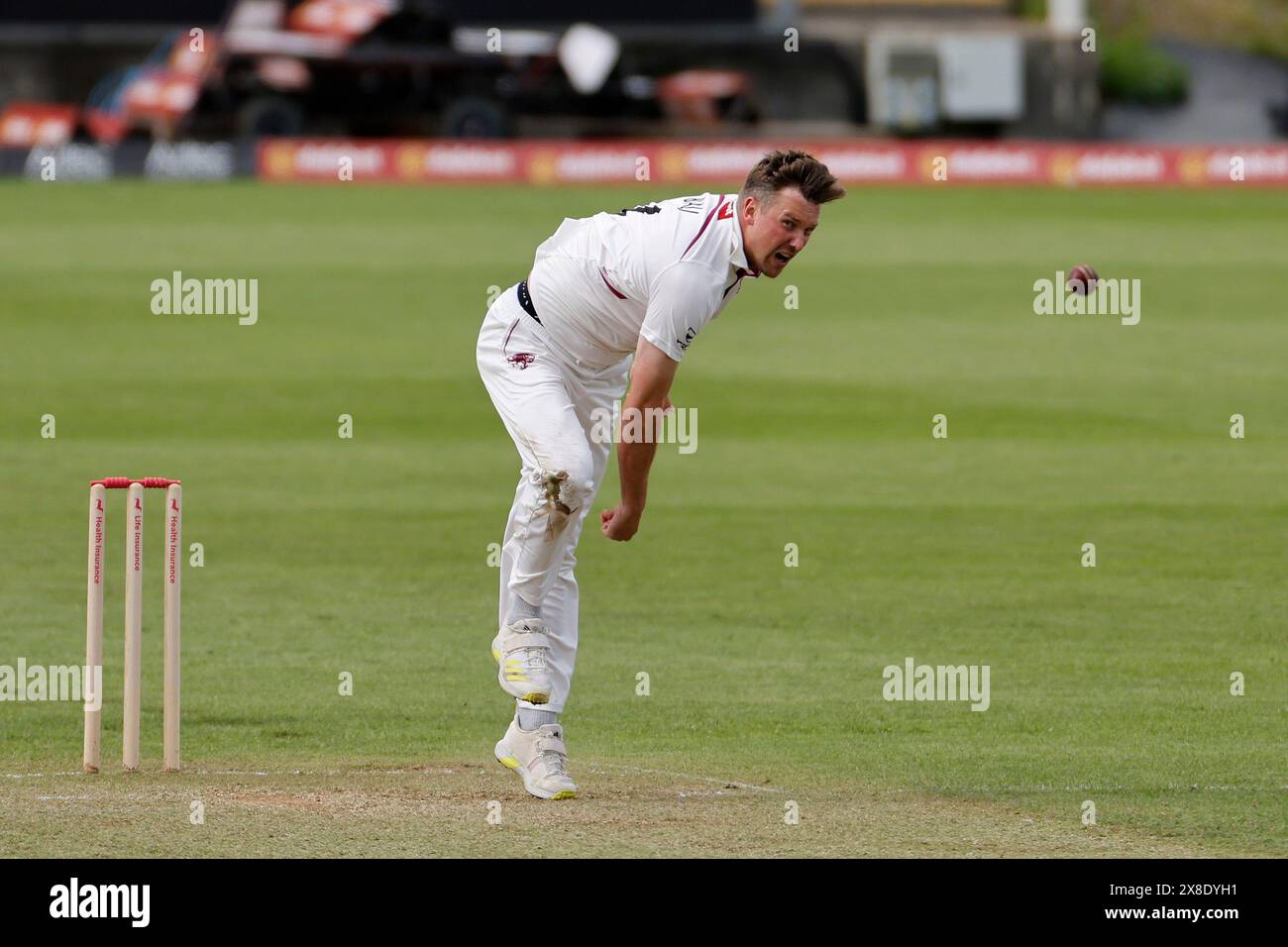 Somerset's Jake Ball Bowling während des ersten Tages des Spiels der Vitality County Championship Division 1 zwischen Durham County Cricket Club und Somerset im Seat Unique Riverside, Chester le Street am Freitag, den 24. Mai 2024. (Foto: Mark Fletcher | MI News) Credit: MI News & Sport /Alamy Live News Stockfoto