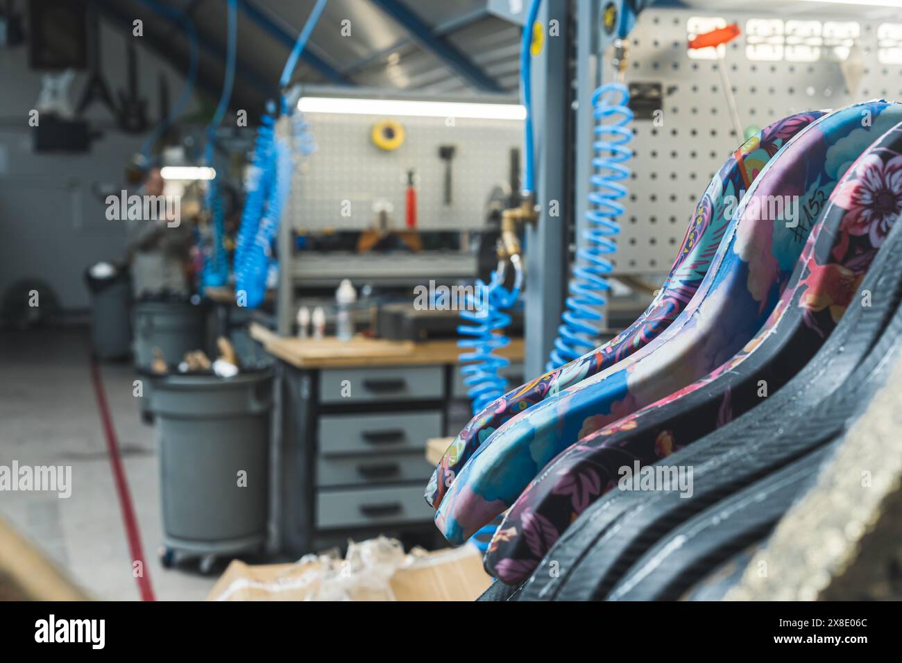 Gitarren-Produktionskonzept, Gitarren-Rahmen in der Werkstatt, jede Menge Ausrüstung für die Gitarrenproduktion im Werk. Hochwertige Fotos Stockfoto