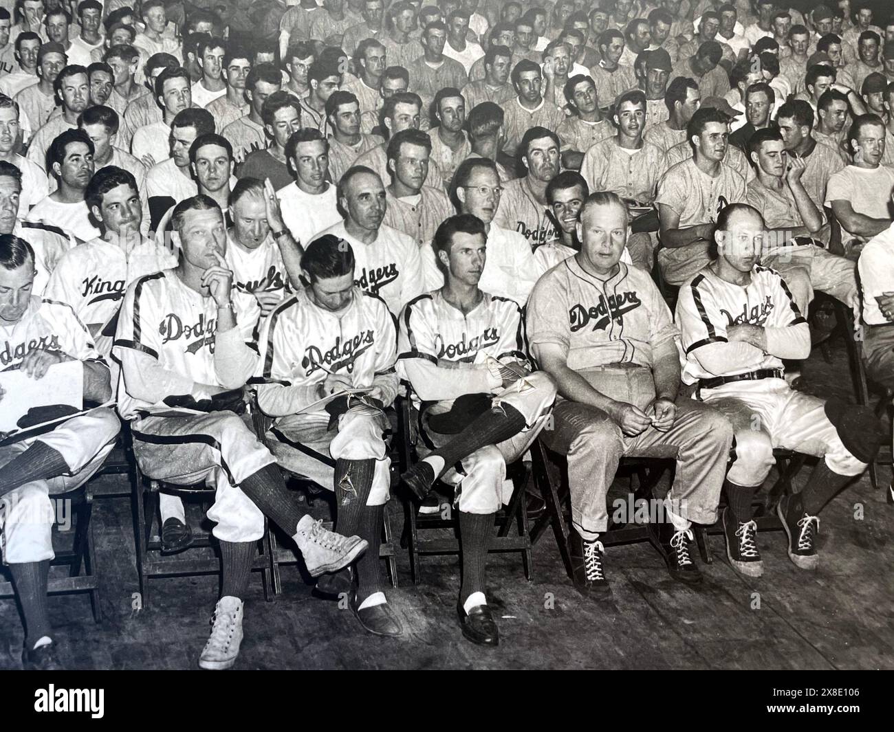 Ein Vintage-Foto im Dodgertown Complex zeigt einen überfüllten Raum voller persönlicher und aufstrebender Baseballspieler von Dodger, die hoffen, das Team um die 1950er Jahre in Vero Beach, Florida, USA, zu schaffen Stockfoto