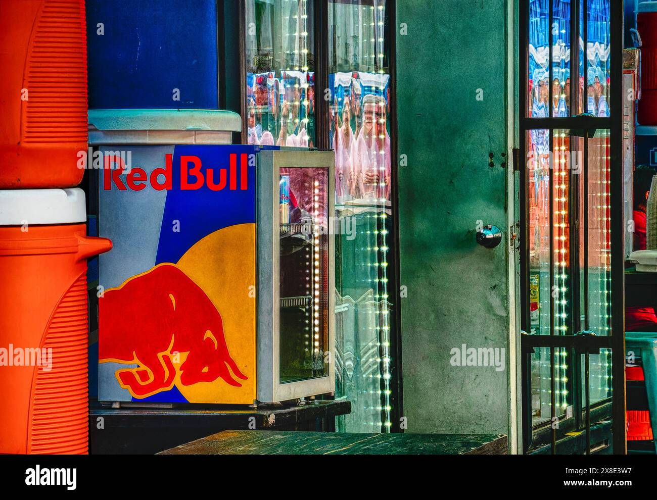 Getränkeautomaten hinter einer Bar im Freien Stockfoto
