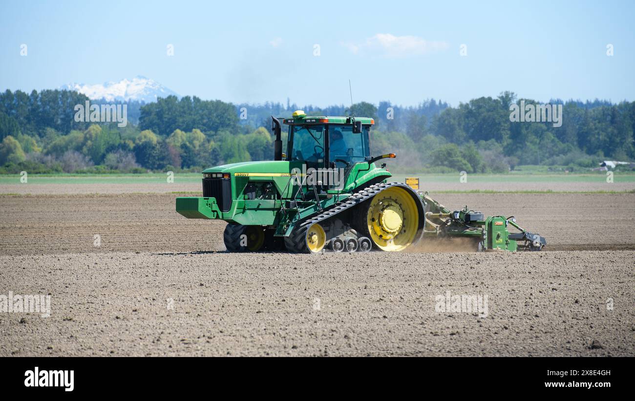 Mount Vernon, WA, USA – 10. Mai 2024; John Deere 8400T Raupenschlepper für landwirtschaftliche Nutzflächen mit Celli Rotordeichsel Stockfoto