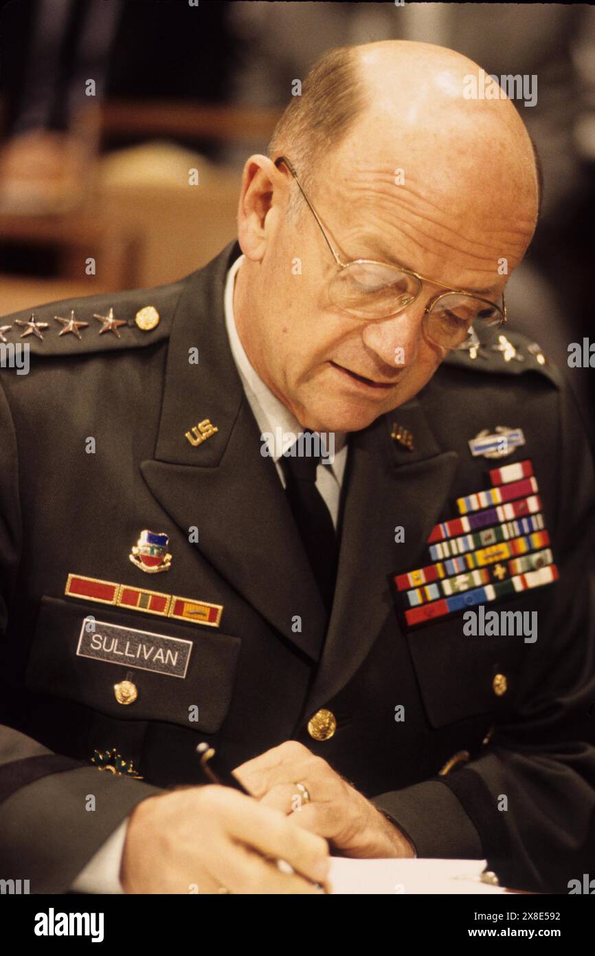 GORDON R. SULLIVAN. Senat Armed Services Committe 1994.l7801jkel. (Kreditbild: © James M. Kelly/ZUMA Wire) NUR REDAKTIONELLE VERWENDUNG! Nicht für kommerzielle ZWECKE! Stockfoto