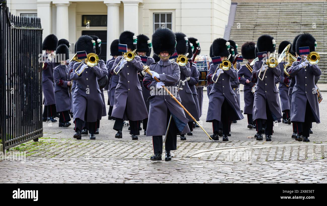 London, Großbritannien - 23. März 2024; Kings Guard Band der Welsh Guards verlassen die Wellington Barracks in Formation Stockfoto