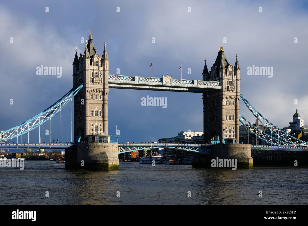 London, Großbritannien - 23. März 2024; berühmte Tower Bridge im Abendlicht über der Themse Stockfoto