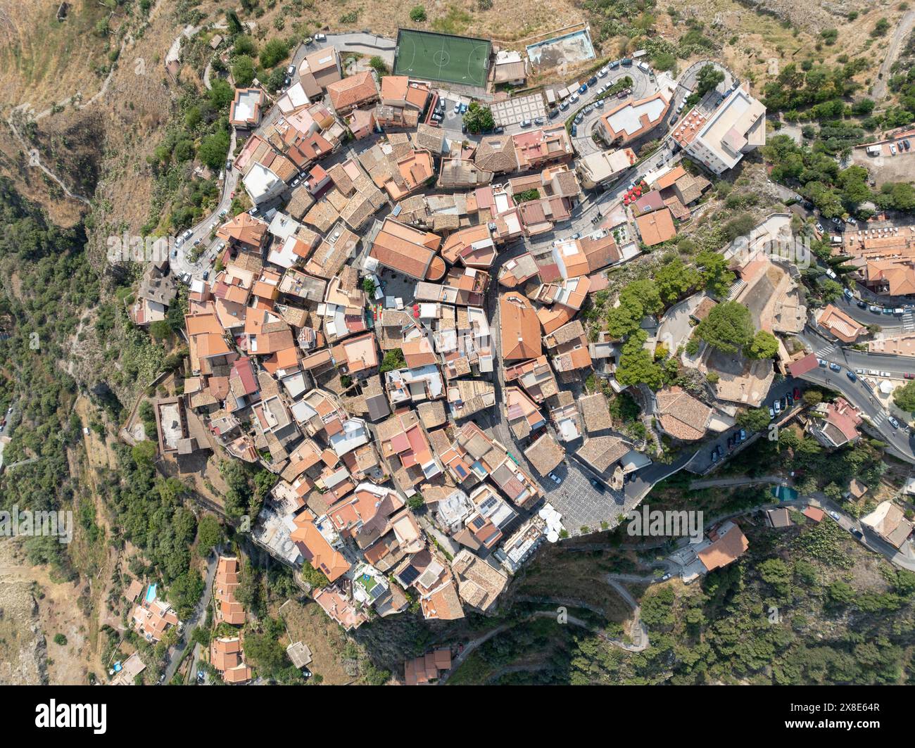 Spektakuläre Ausblicke auf die mittelalterlichen Dörfer Taormina und Castelmola in Sizilien, Italien Stockfoto