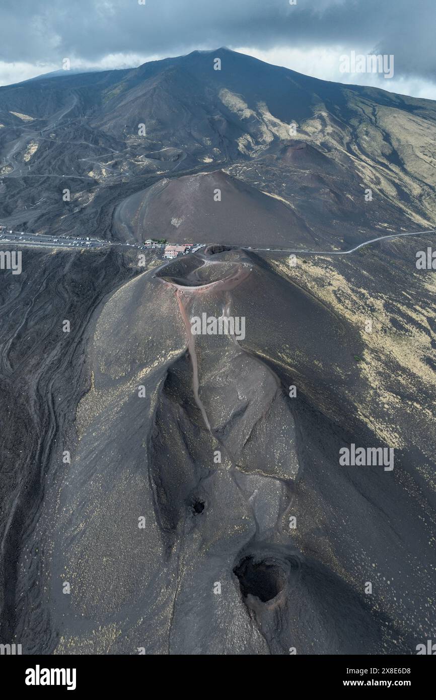 Ätna, Sizilien - höchster aktiver Vulkan Europas 3329 m in Italien. Panoramablick auf den aktiven Vulkan Ätna, erloschene Krater am Hang, t Stockfoto