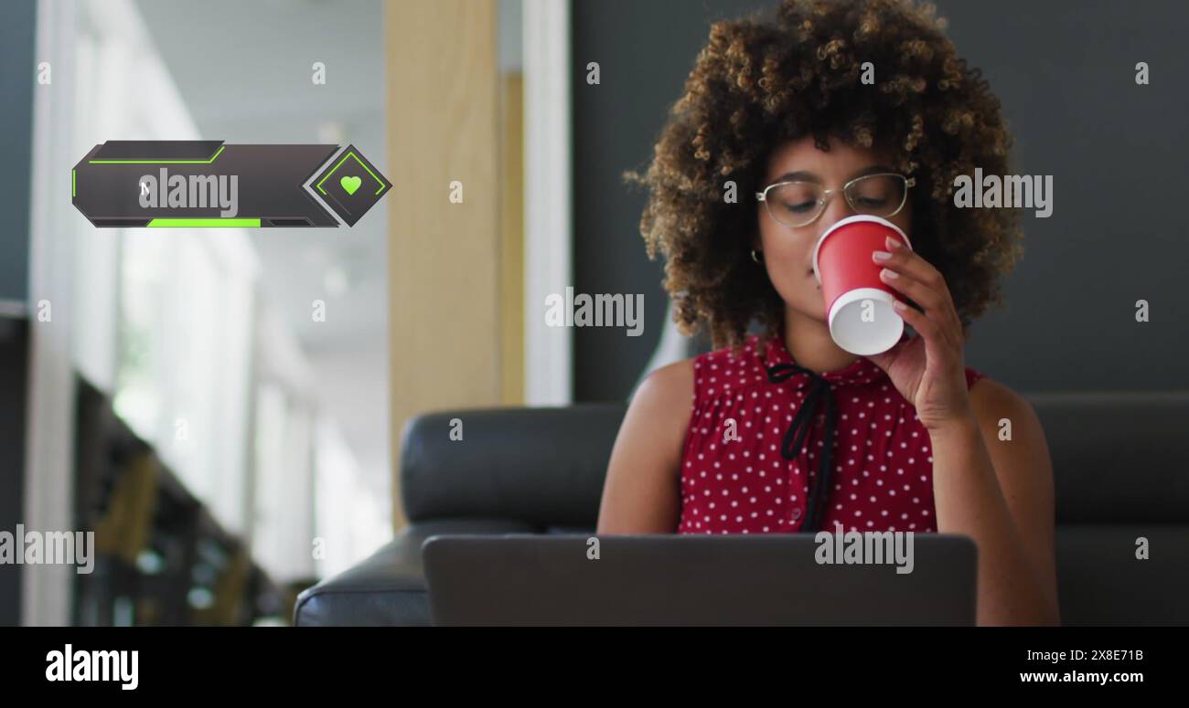 Bild von Mediensymbolen über afroamerikanischer Frau, die Kaffee trinkt Stockfoto