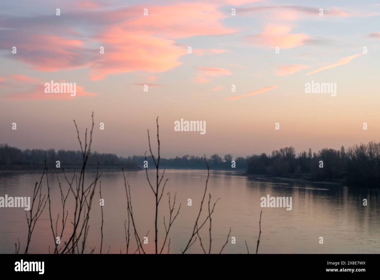 Der Po-Fluss kleidet sich in Rosa und Orange, Cremona. Stockfoto