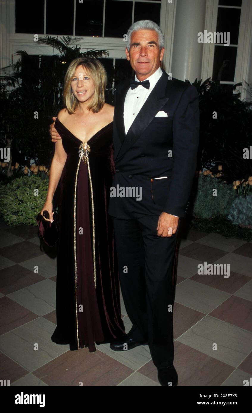 JANUAR 2007 - K11275JKEL. STATE DINNER FÜR DEN BRITISCHEN PREMIERMINISTER TONY BLAIR. IM WEISSEN HAUS 02-05-1998. BARBRA STREISAND JAMES BROLIN. JAMES M KELLY- 1998.BARBRASTREISANDRETRO.(Kreditbild: © James M. Kelly/ZUMA Wire) NUR ZUR REDAKTIONELLEN VERWENDUNG! Nicht für kommerzielle ZWECKE! Stockfoto