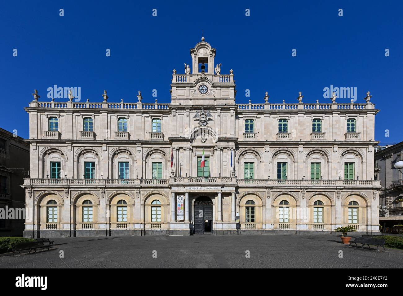 Catania, Italien - 18. August 2023: Eines der Gebäude der Literaturuniversität von Catania, das sich im Zentrum der Stadt befindet, ist eines der alten Stockfoto