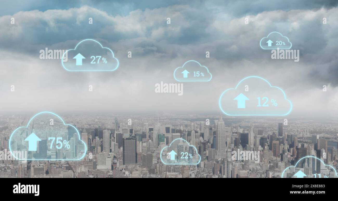 Bild von digitalen Wolken mit Upload, die über der Stadtlandschaft schweben Stockfoto
