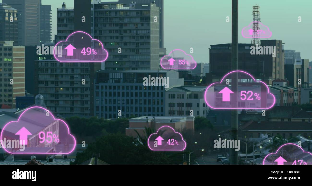 Bild von digitalen Wolken mit Upload, die über der Stadtlandschaft schweben Stockfoto