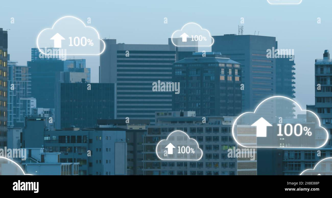 Bild von digitalen Wolken mit Upload, die über der Stadtlandschaft schweben Stockfoto
