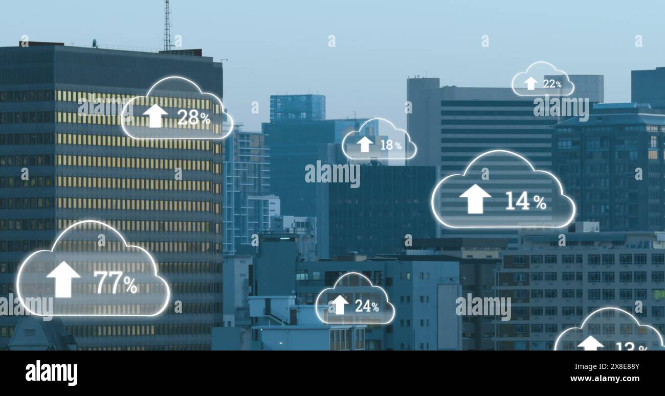 Bild von digitalen Wolken mit Upload, die über der Stadtlandschaft schweben Stockfoto