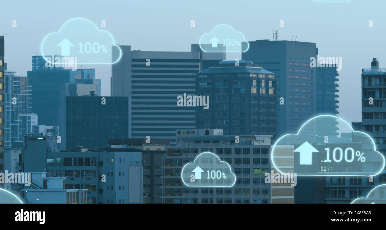 Bild von digitalen Wolken mit Upload, die über der Stadtlandschaft schweben Stockfoto