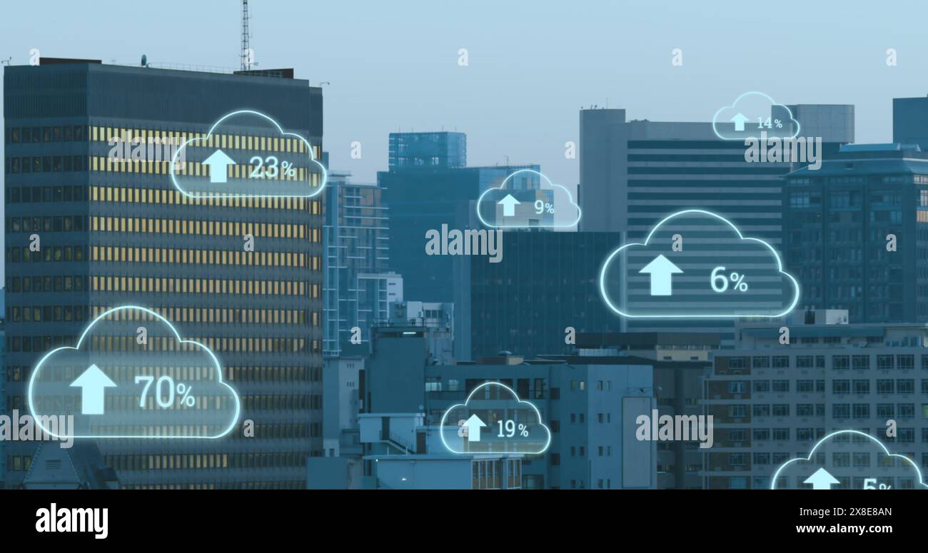 Bild von digitalen Wolken mit Upload, die über der Stadtlandschaft schweben Stockfoto