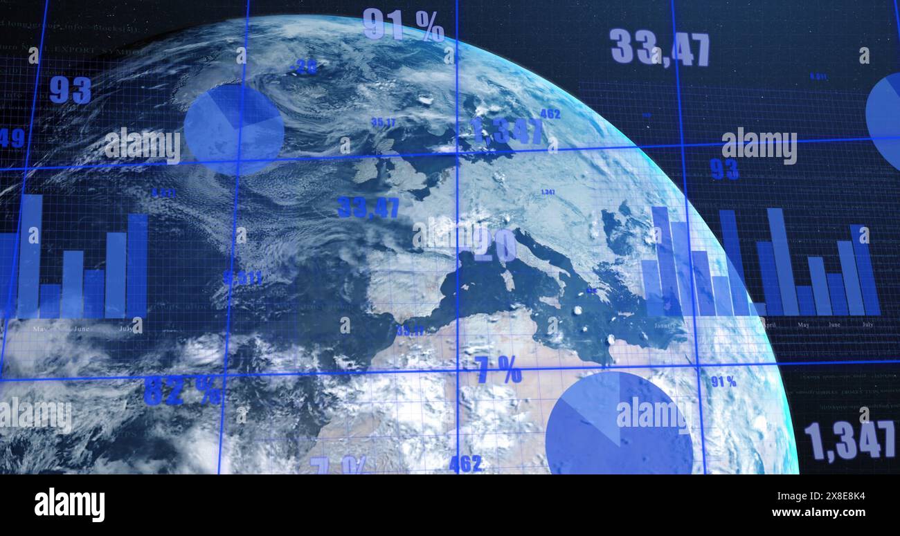 Bild der Datenverarbeitung über dem Globus auf schwarzem Hintergrund Stockfoto