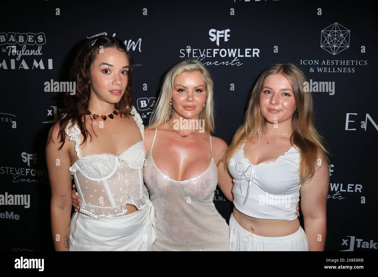 MIAMI, FL, USA - 18. MAI 2024. Char Borley und Gäste der Charity-Veranstaltung „Babes in Toyland“ für Project Fashion Tails am Hyde Beach. Stockfoto