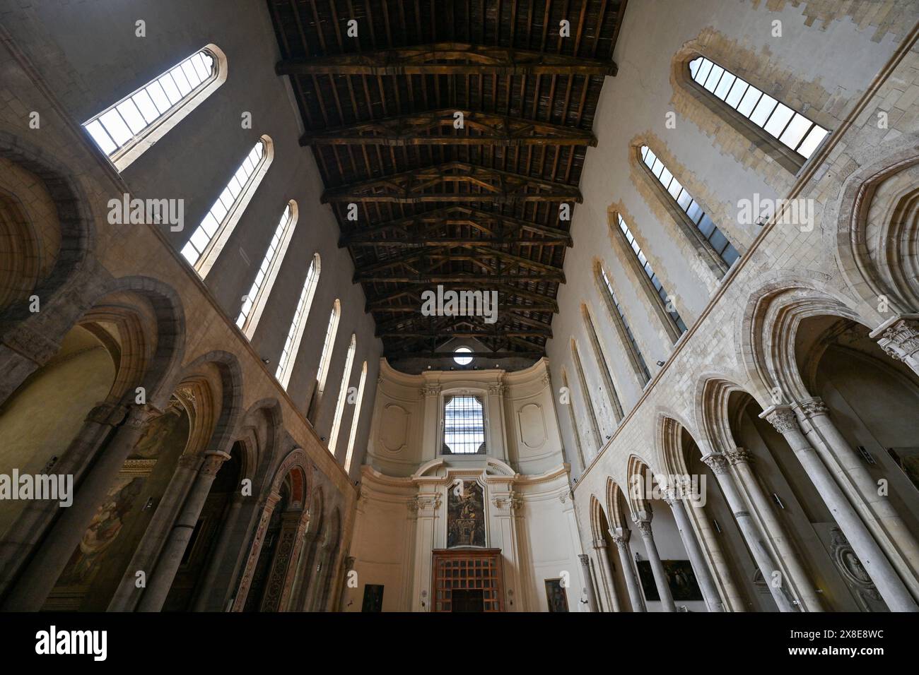 Neapel, Kampanien, Italien - 15. August 2023: Monumentale Basilika aus dem 13. Jahrhundert auf der Piazza San Gaetano, in der sich das Museum der Oper von Sa befindet Stockfoto