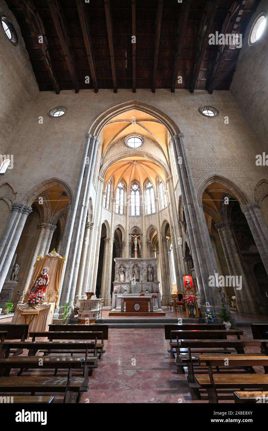 Neapel, Kampanien, Italien - 15. August 2023: Monumentale Basilika aus dem 13. Jahrhundert auf der Piazza San Gaetano, in der sich das Museum der Oper von Sa befindet Stockfoto