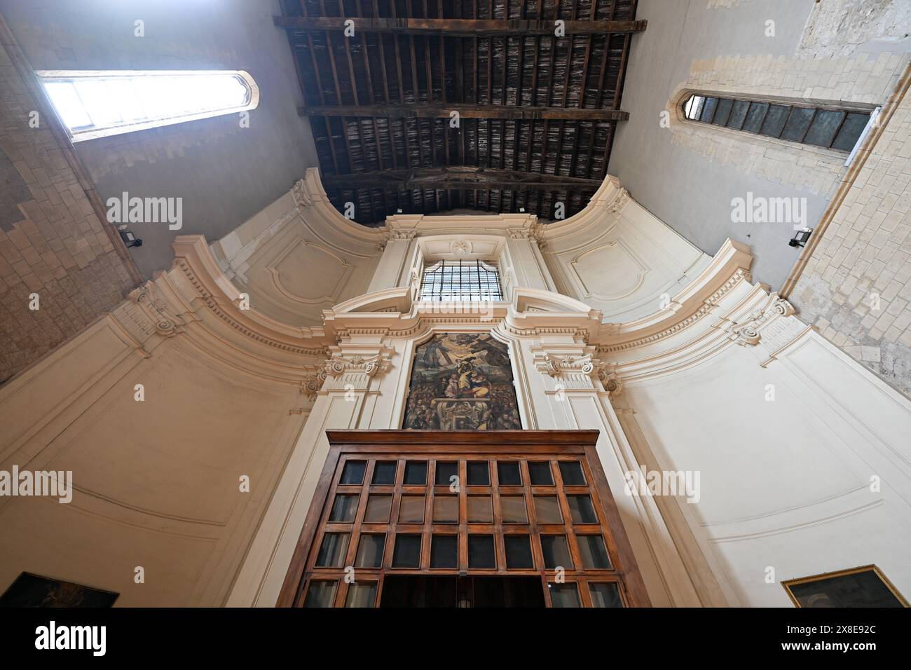 Neapel, Kampanien, Italien - 15. August 2023: Monumentale Basilika aus dem 13. Jahrhundert auf der Piazza San Gaetano, in der sich das Museum der Oper von Sa befindet Stockfoto