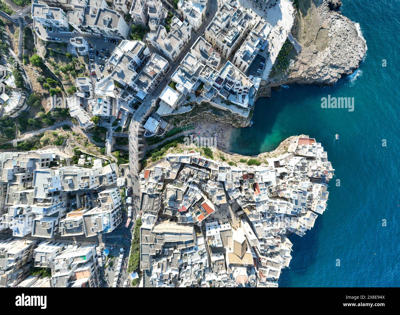 Polignano A Mare Drohne erschossen. Luftaufnahme von Cala Paura in Apulien, Polignano. Der berühmteste Strand in Süditalien. Stockfoto