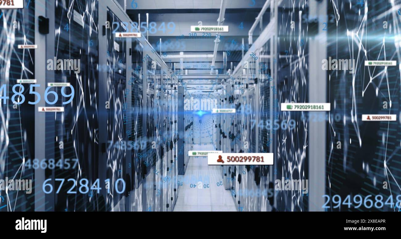 Bild von Social-Media-Symbolen, wechselnden Nummern und dem Netzwerk der Verbindungen zum Serverraum Stockfoto