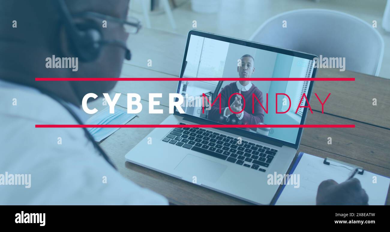 Bild des Cyber monday-Textes über afroamerikanischem Senior-Arzt, der einen Imagecall auf Laptop hat Stockfoto