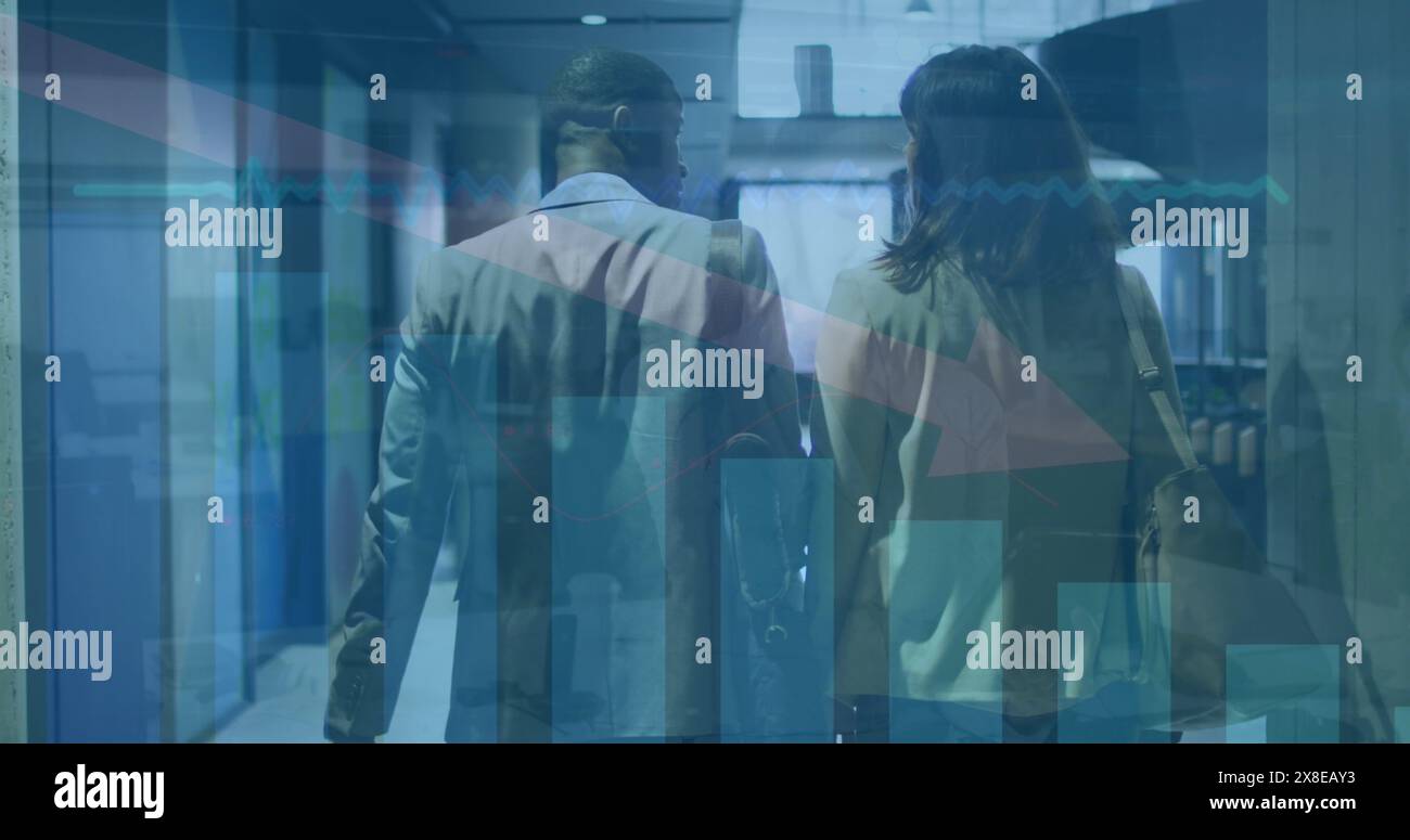 Bild eines Pfeils auf fallendem Diagramm, verschiedene Kollegen diskutieren, während sie das Büro verlassen Stockfoto