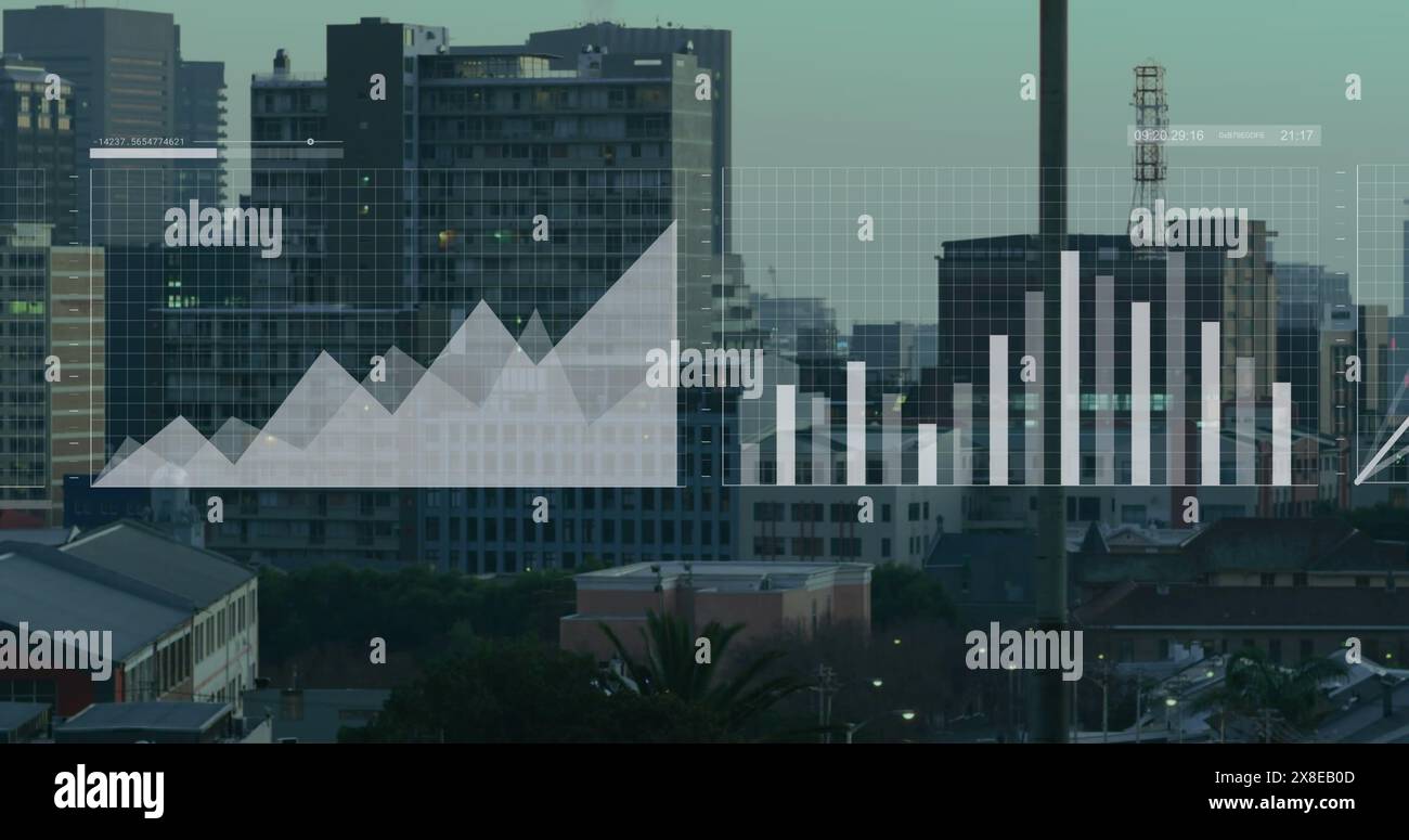 Bild mehrerer Diagramme, Ladekreise und Karte über der modernen Stadt vor dem Himmel Stockfoto