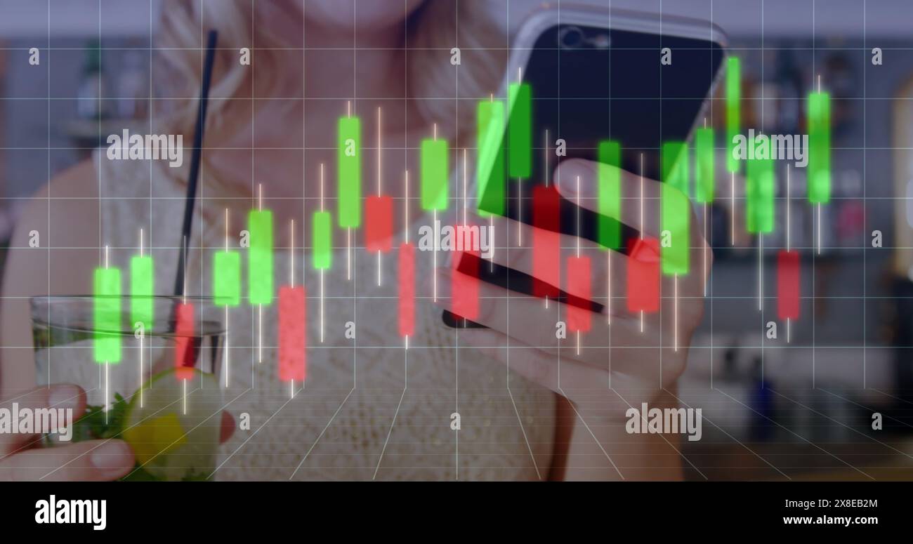 Bild des Gittermusters und Diagramm über der kaukasischen Frau, die einen Drink hält und das Handy benutzt Stockfoto