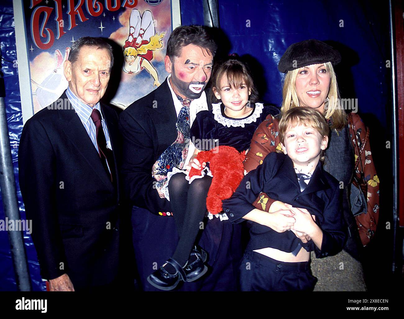 TONY RANDALL FRAU HEATHER KIDS. K27040JBU SD1101.BIG APPLE CIRCUS OPENING NIGHT GALA BENEFIZ IM DAMROSCH PARK IN NEW YORK CITY. JUDIE BURSTEIN/ 2002.(Bild: © JUDIE BURSTEIN/ZUMA Wire) NUR ZUR REDAKTIONELLEN VERWENDUNG! Nicht für kommerzielle ZWECKE! Stockfoto