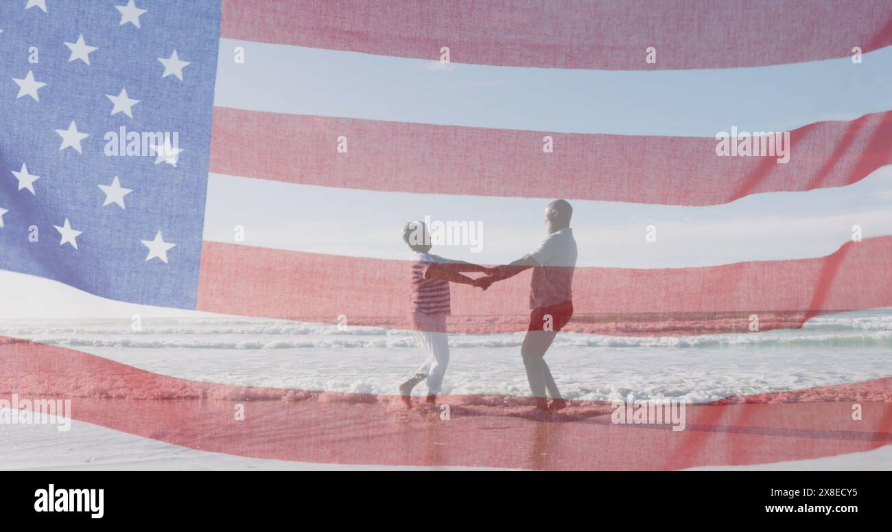 Diverse Paare, die Hände am Strand halten, amerikanische Flagge überlagert Stockfoto