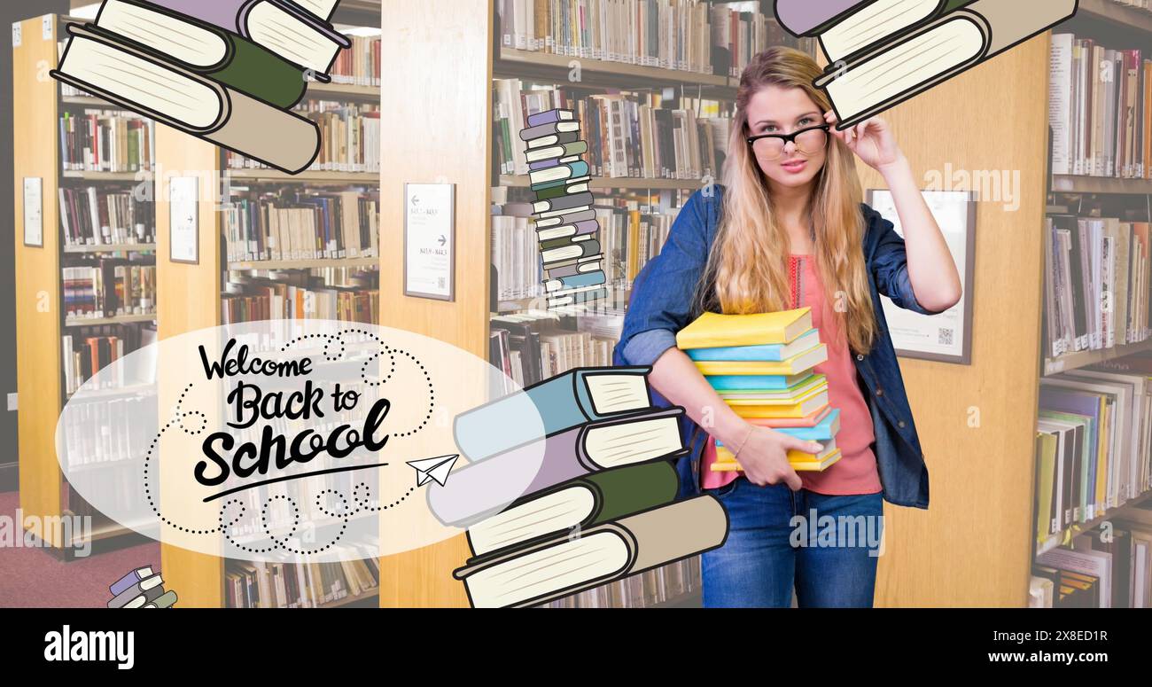 In der Schulbibliothek, kaukasischer Schüler, der Bücher hält, Brillen justiert Stockfoto