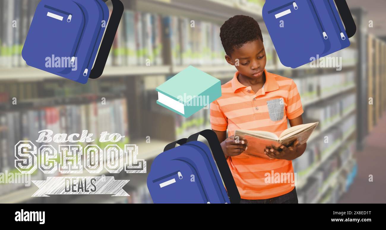 In der Schule liest ein afroamerikanischer Schüler Bücher und steht in einer Bibliothek Stockfoto