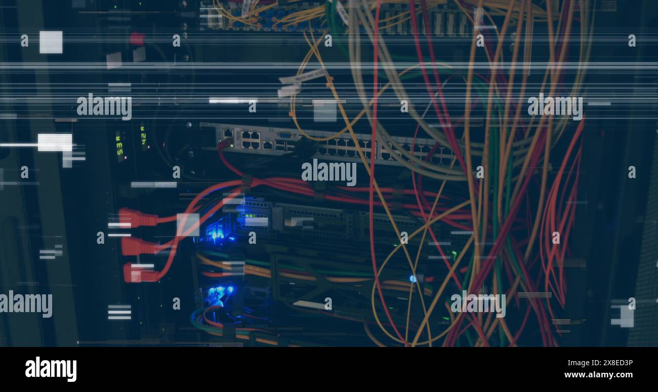 Zahlreiche Kabel, die mit Servern im Rechenzentrum verbunden sind, zeigen die Aktivität an Stockfoto