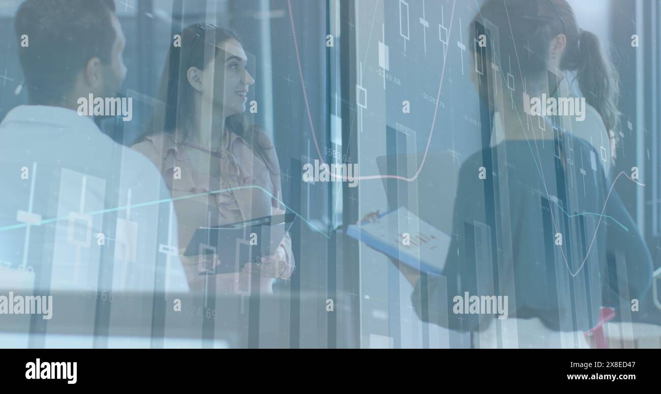 Verschiedene Gruppen von jungen Fachleuten, die über digitale Daten diskutieren Stockfoto