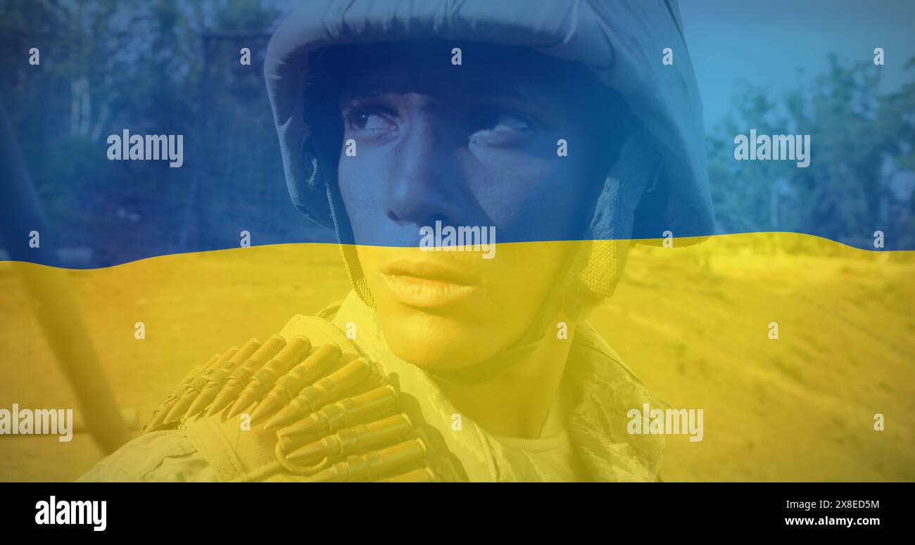 Ein birassischer junger Profi, der Militärkleidung trägt und tief nachdenkt Stockfoto