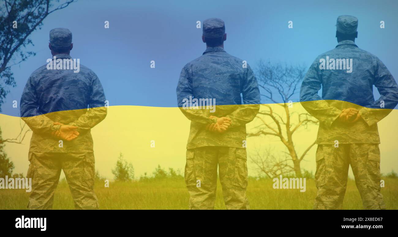 Drei Männer in Militäruniformen stehen im Feld und zeigen sich weg Stockfoto