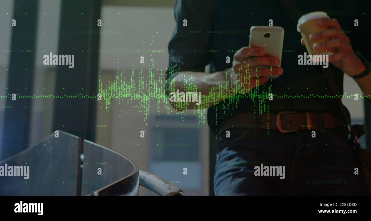 Birassischer Kollege, der ein Smartphone hält und digitale Daten analysiert Stockfoto