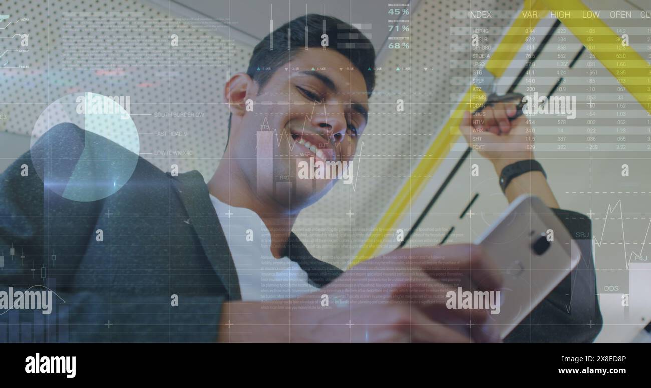 Birassischer Kollege, der Smartphone hält, die Börse überprüft Stockfoto