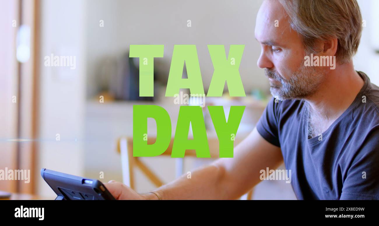 Kaukasischer Mann mittleren Alters, der einen Rechner hält, der Steuern berechnet Stockfoto